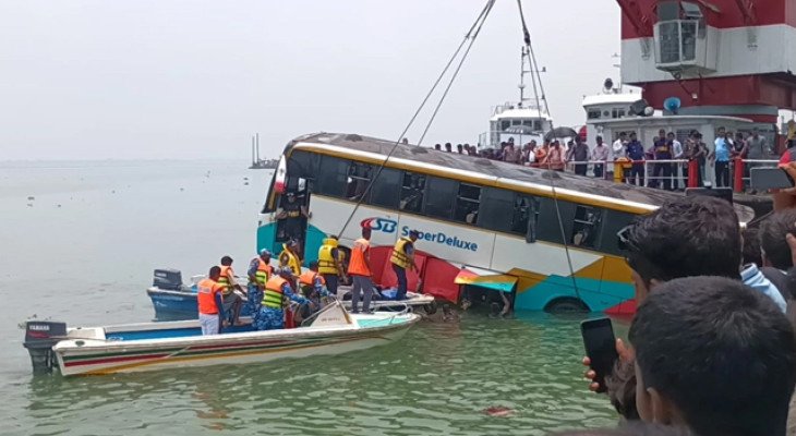 যেভাবে প্রাণে বাঁচলেন পদ্মায় ডুবে যাওয়া বাসের সব যাত্রী